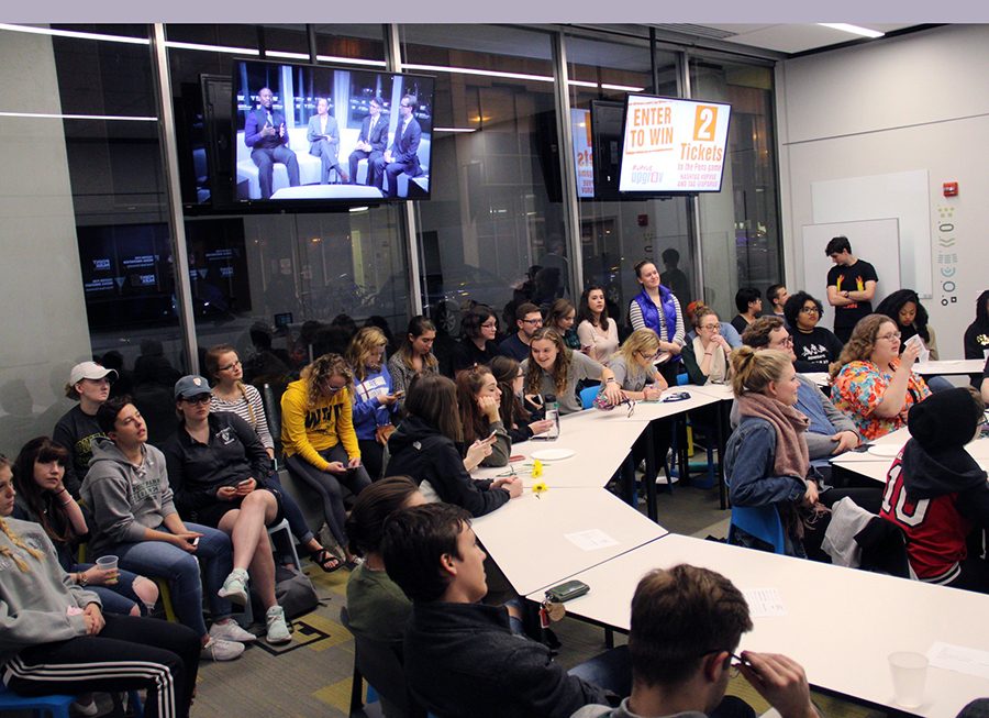 Students watch the United Student Government presidential and vice presidential debates in the Center for Media Innovation, Wednesday, March 29.