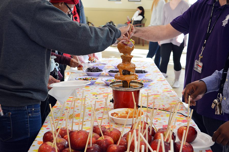 Students+gathered+to+make+candied+apples+with+a+variety+of+toppings+on+Monday.%0A