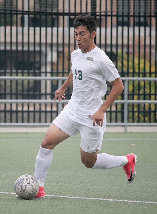Sophomore midfielder Matheus Lira maintains control of the ball while advancing up the field. The men’s soccer team improved its winning streak to five after a 1-0 victory over Ohio Christian.
