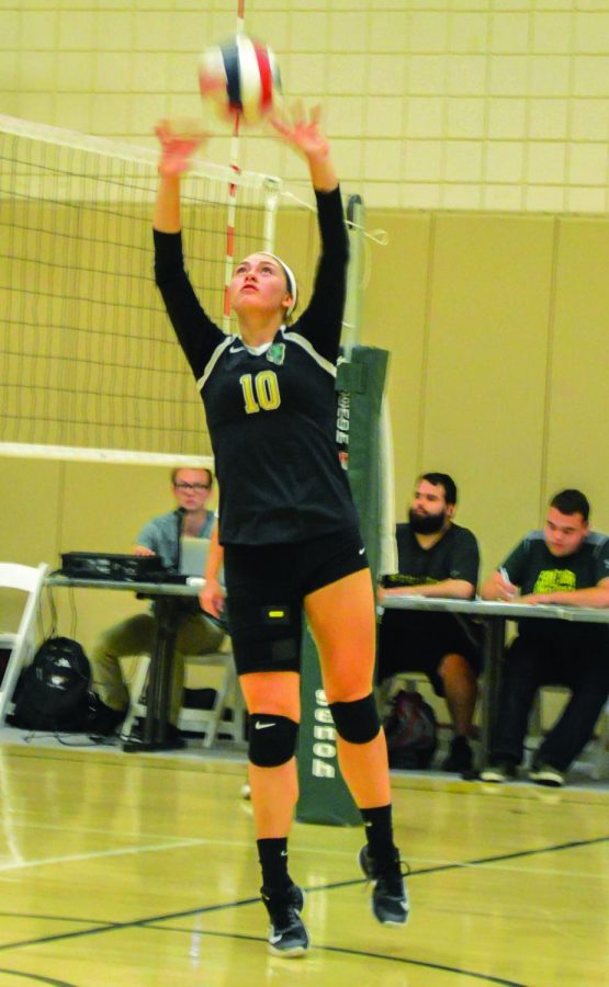 Senior Julia Menosky was named RSC Setter of the week for the week of Aug. 26-Sept. 1. In the photo,
Menosky sets up a kill in a game from two seasons ago.